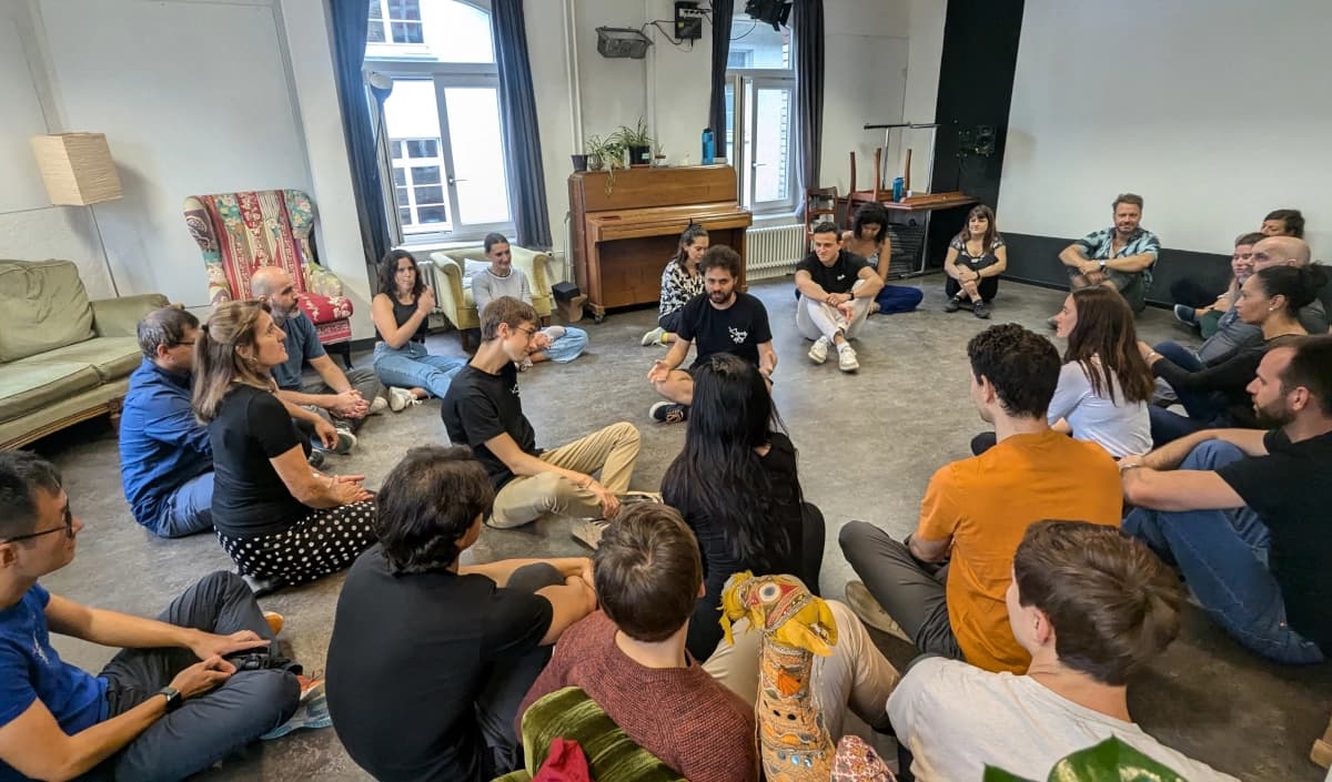 Márcio leading a seated group discussion during class