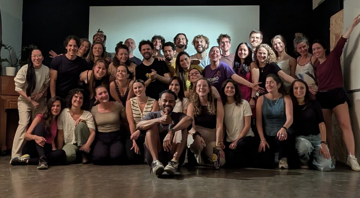 The Amarelo Zürich crew posing together after the last class of the semester